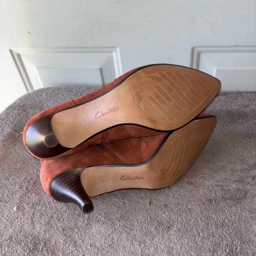 Clarks brown suede kitten heel ankle boots size 9 - Picture 6 of 6
